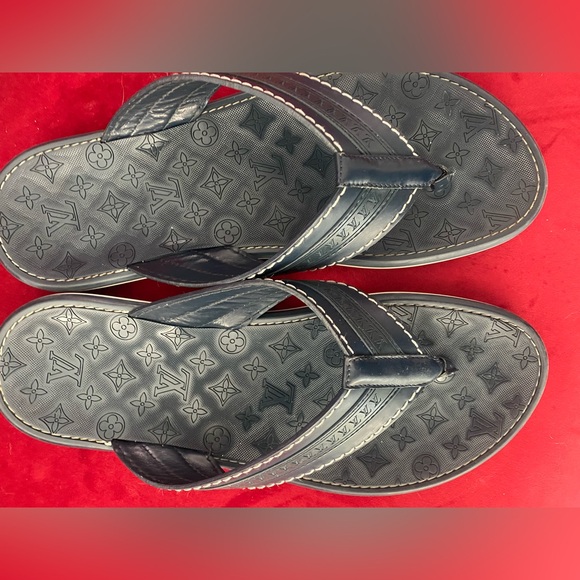Louis Vuitton Navy Blue Leather and Logo
Embossed Rubber Thong Flats men - Picture 5 of 7
